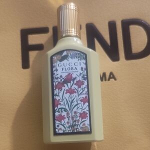 Gucci Flora Gorgeous Gardenia Body Wash - Cream and Gold